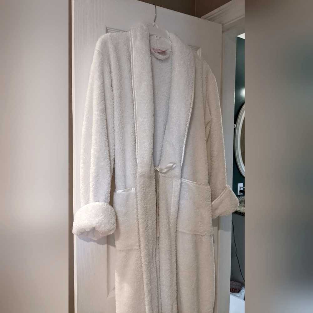 Bath & body Works white fleece full length robe with belt small medium